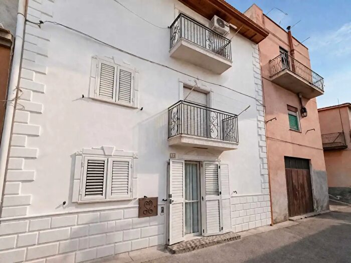 Casa quadrilocale in vendita in Via Santangelo, Adrano