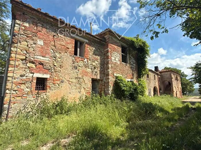 Casa con 6 locali in vendita in Asciano