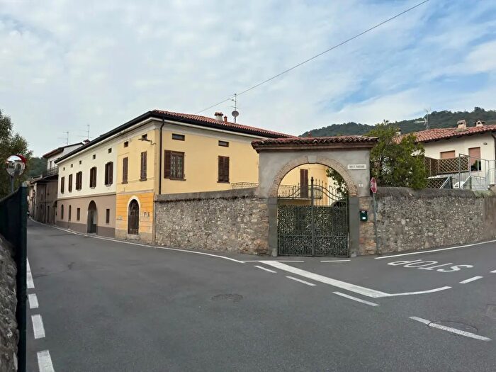 Appartamento trilocale in vendita in Via Simoni, Adro