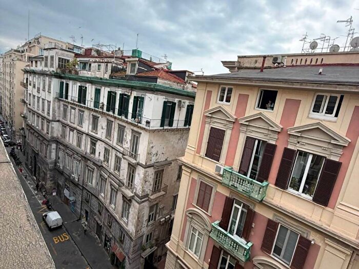 Appartamento trilocale in affitto in Via Chiatamone, Santa Lucia, Napoli