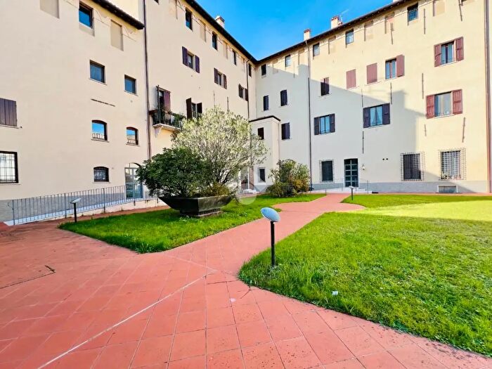 Appartamento con 6 locali in vendita in Via Alessandro Cavriani, Mantova