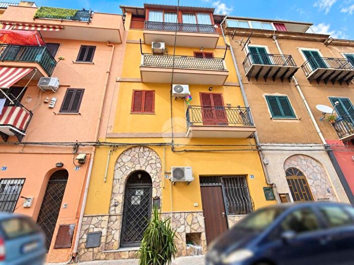 Appartamento trilocale in vendita in Via Mulini, Zisa, Palermo