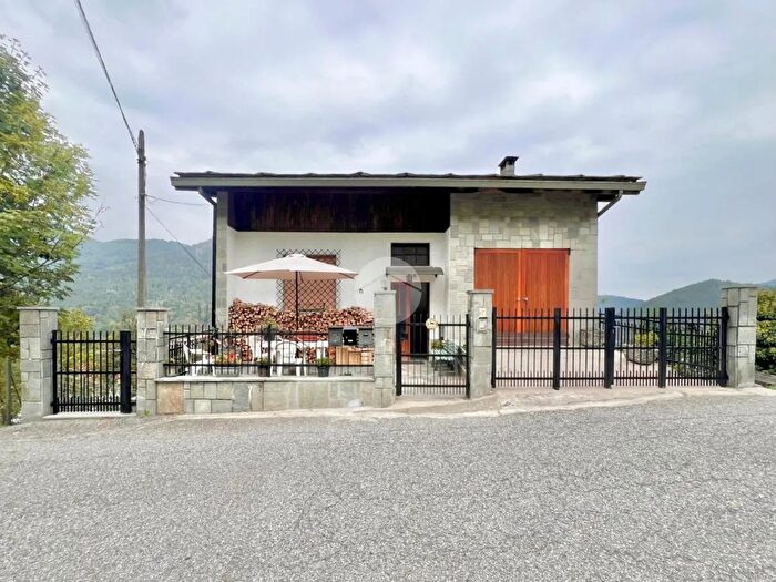 Appartamento trilocale in vendita in Via Fontana, Traves