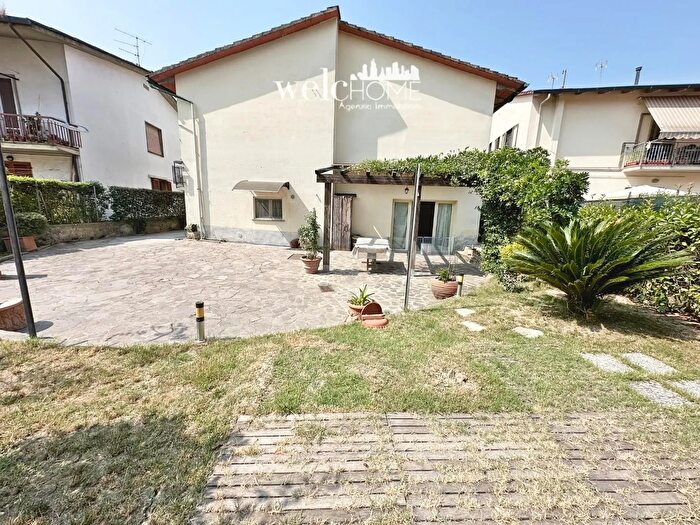 Casa con 8 locali in vendita in Campi Bisenzio
