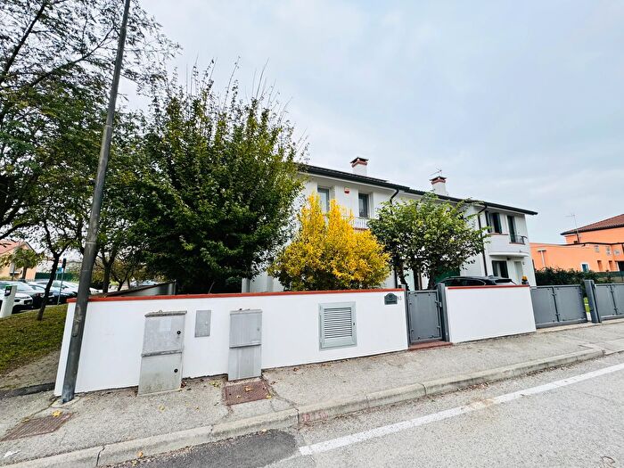 Casa con 7 locali in vendita in Bosaro