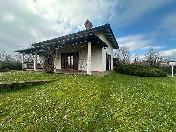 Casa con 9 locali in vendita in Fornello, Ziano Piacentino