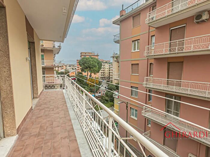 Appartamento con 7 locali in affitto in Via Samo, Genova