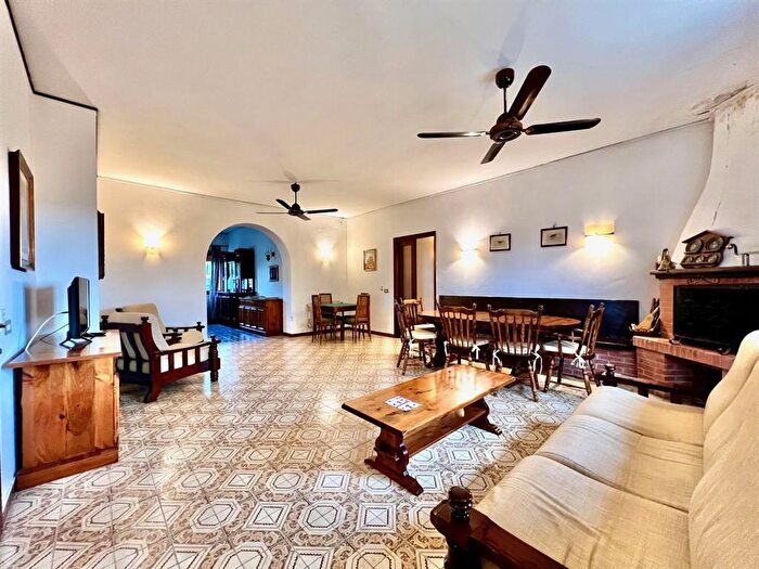 Casa con 7 locali in vendita in Lanuvio