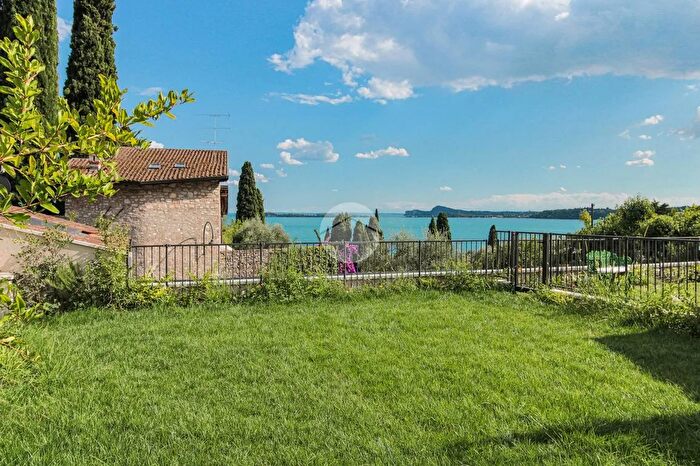 Appartamento trilocale in vendita in Via del Fontanone, Gardone Riviera