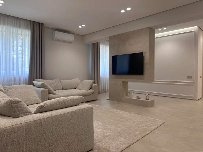 Appartamento con 7 locali in vendita in Via Pietro Baragiola, Montecatini Terme