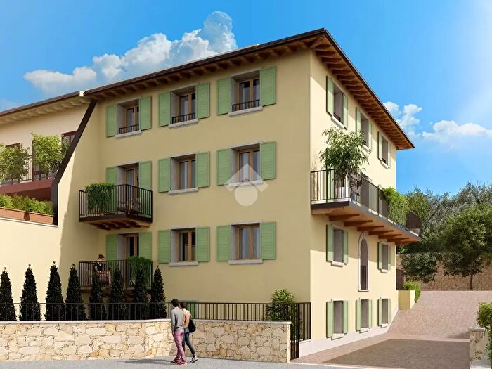Appartamento trilocale in vendita in Via Padre Leopoldo, Brenzone sul Garda