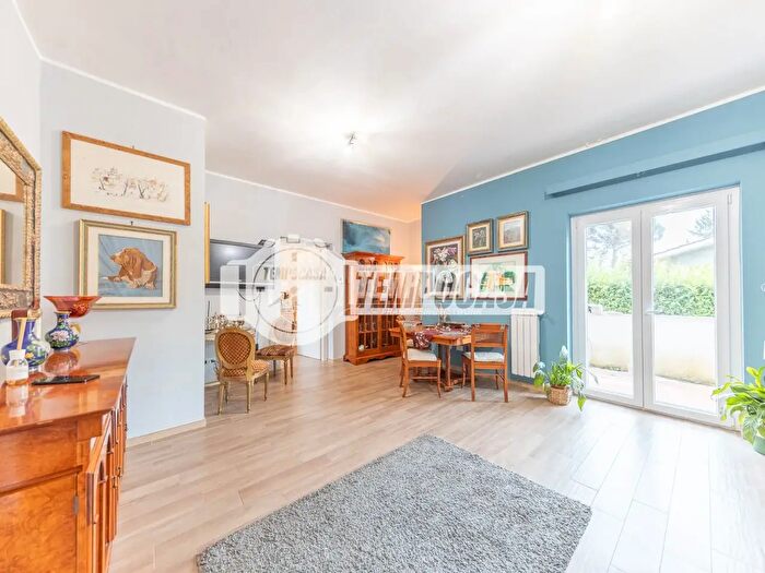 Appartamento con 6 locali in vendita in Via delle Mimose, Rocca Priora