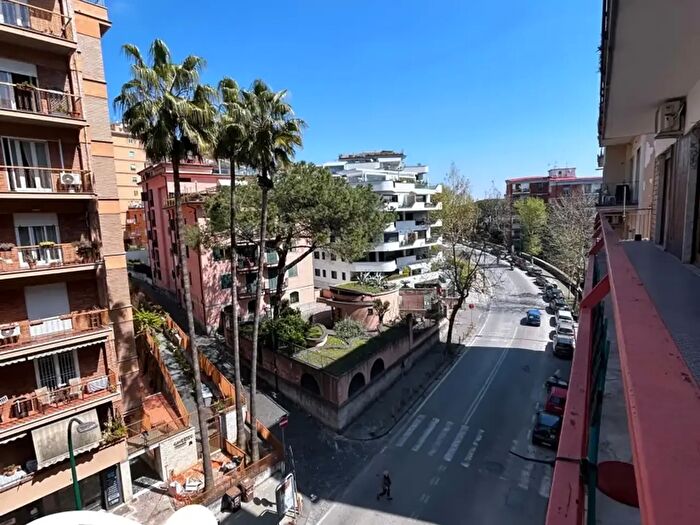 Appartamento con 6 locali in vendita in Via Domenico Fontana, Napoli