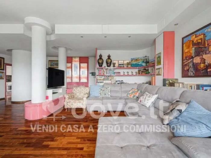 Appartamento con 6 locali in vendita in Viale Montegrappa, Prato