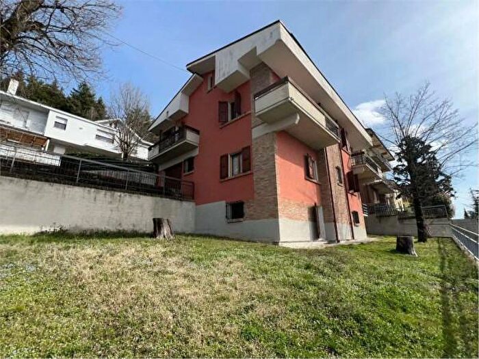 Casa con 6 locali in vendita in Via Giardini Sud, Serramazzoni