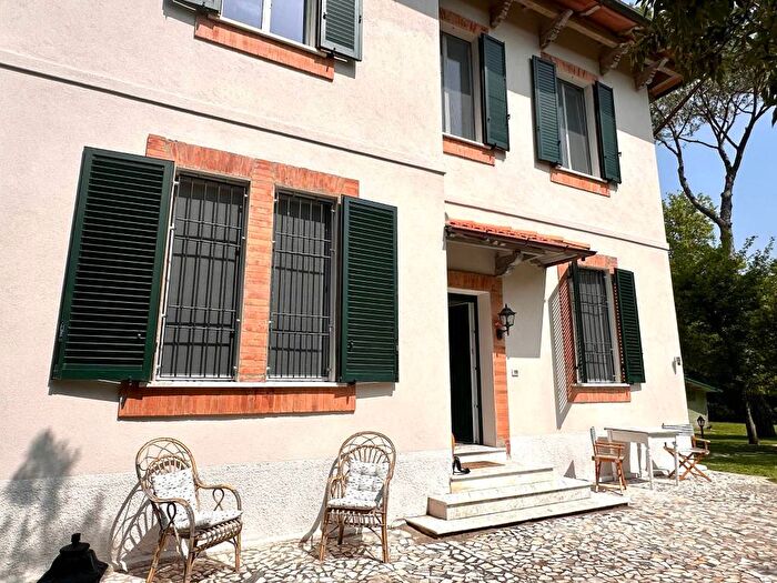 Casa con 6 locali in affitto in Via Giuseppe Verdi, Ronchi Poveromo, Massa