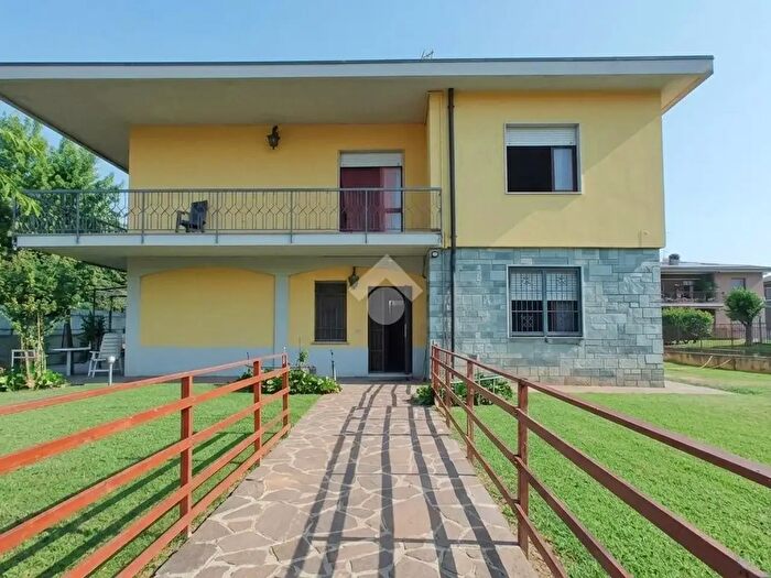 Casa con 8 locali in vendita in Via Giuseppe di Vittorio, Cassano D'Adda
