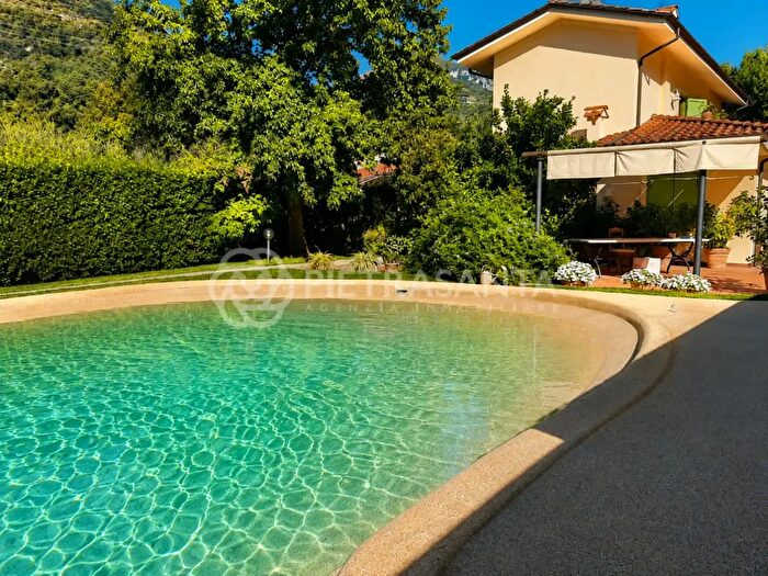 Casa con 9 locali in vendita in Pietrasanta