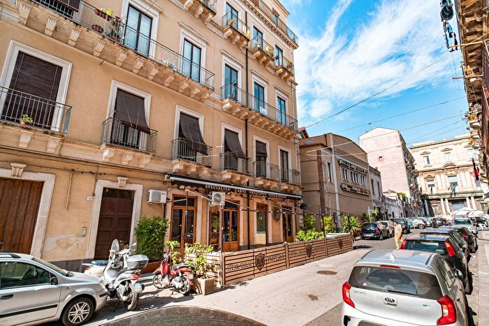 Appartamento con 6 locali in vendita in Via Porta di Ferro, Catania