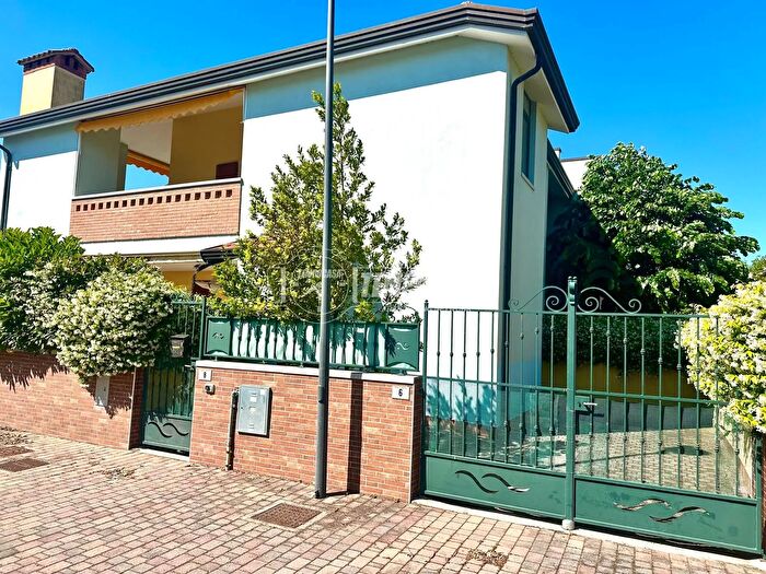 Appartamento quadrilocale in vendita in Via Giovanni Gronchi, Comacchio