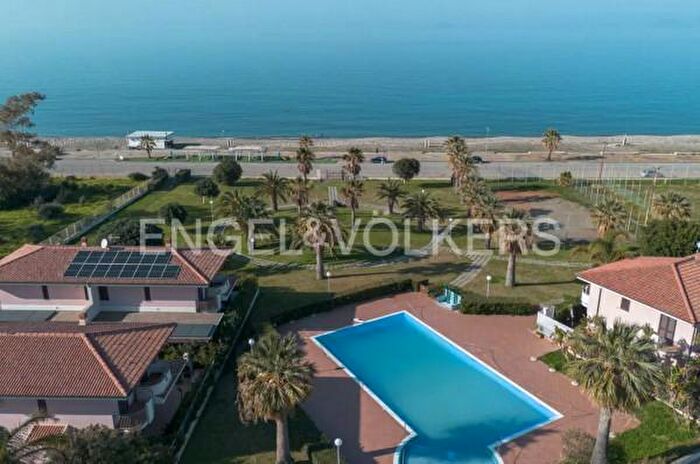 Appartamento con 6 locali in vendita in Via Generale di Giorgio, Acquedolci