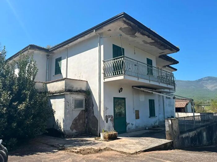 Casa con 13 locali in vendita in Esperia