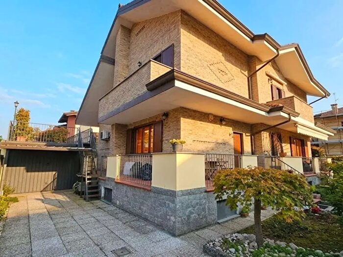 Casa trilocale in vendita in Via Nazionale dei Giovi, Lentate Sul Seveso