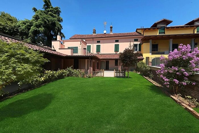 Casa con 7 locali in vendita in Via Cuttica, Quargnento