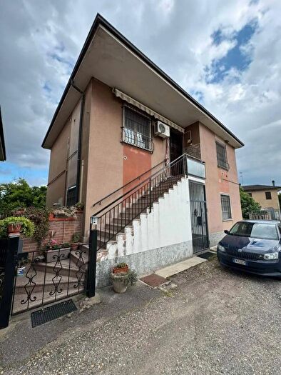 Casa trilocale in vendita in Via Stazione Torre Beretti E Castellaro, Torre Beretti Castellaro