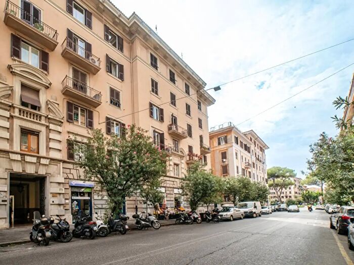Appartamento quadrilocale in vendita in Via Nemorense Snc, Roma