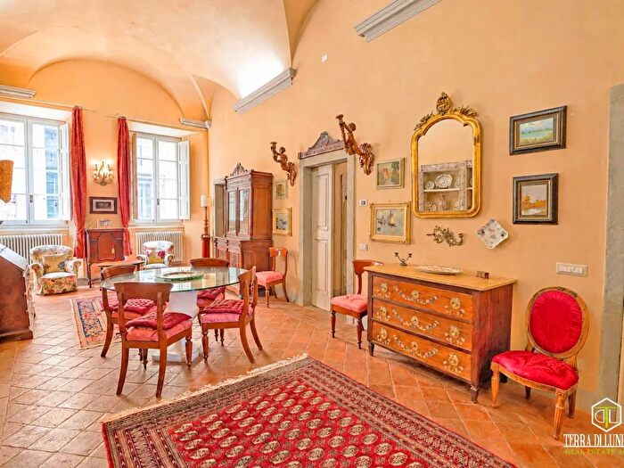 Appartamento con 9 locali in vendita in Via Mazzini, Pontremoli