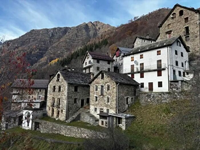 Casa con 6 locali in vendita in Frazione Bosco Superiore, Fobello