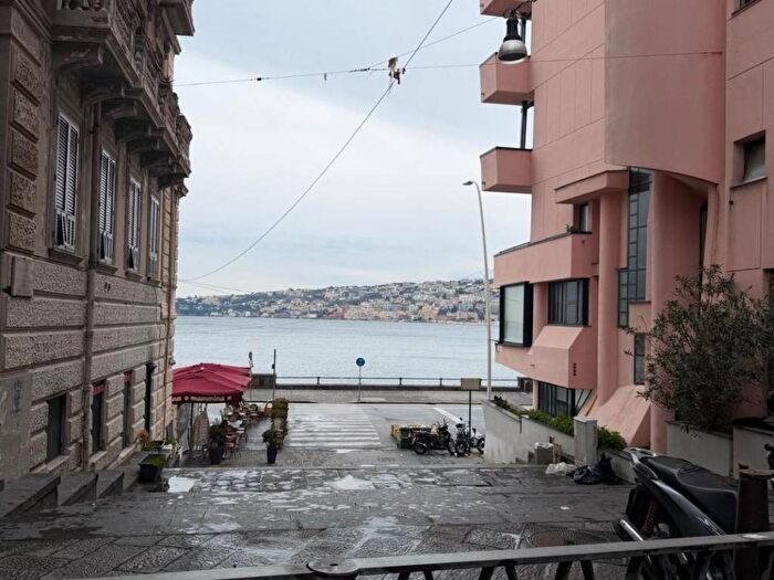 Appartamento bilocale in affitto in Via Chiatamone, Santa Lucia, Napoli