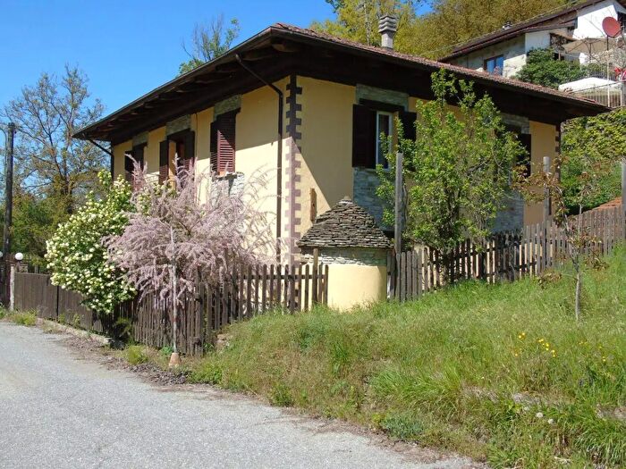 Casa con 8 locali in vendita in Dego