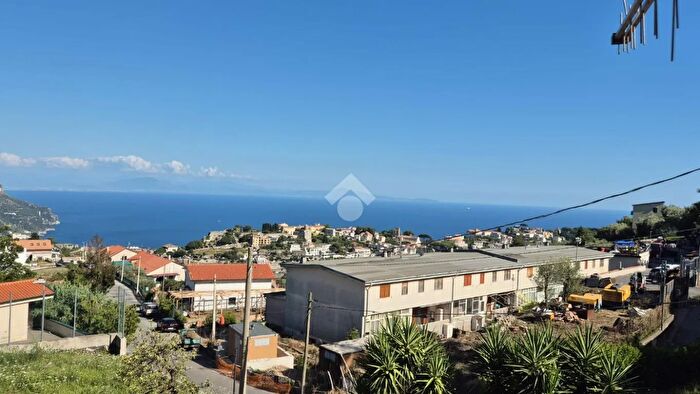 Appartamento trilocale in vendita in Via Casa Afeltra, Scala