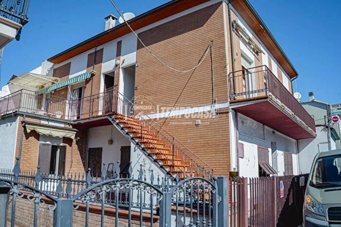 Casa con 12 locali in vendita in Via della Marina, Fano