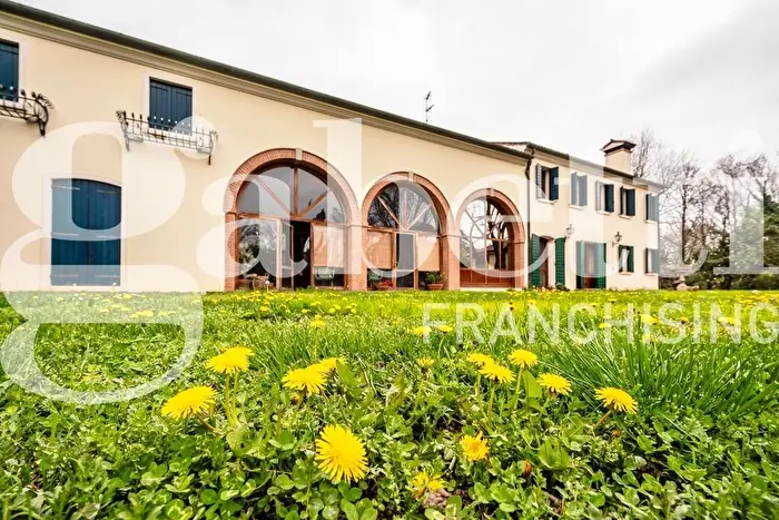 Casa con 8 locali in vendita in Rubano