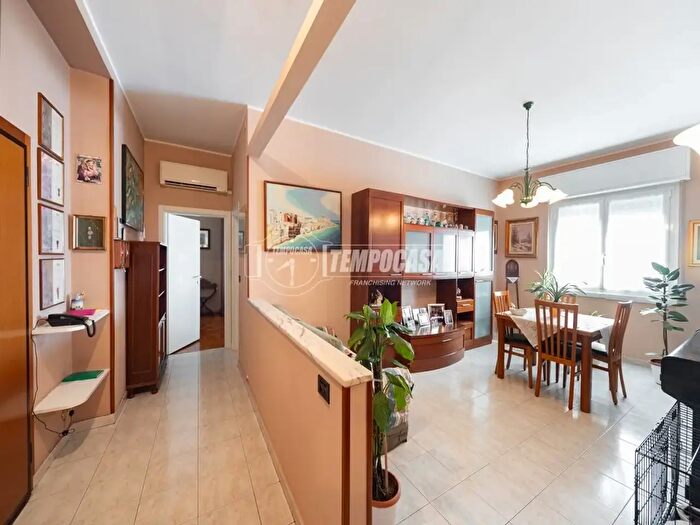 Appartamento trilocale in vendita in Via Galileo Vercesi Martire di Fossoli, Villasanta