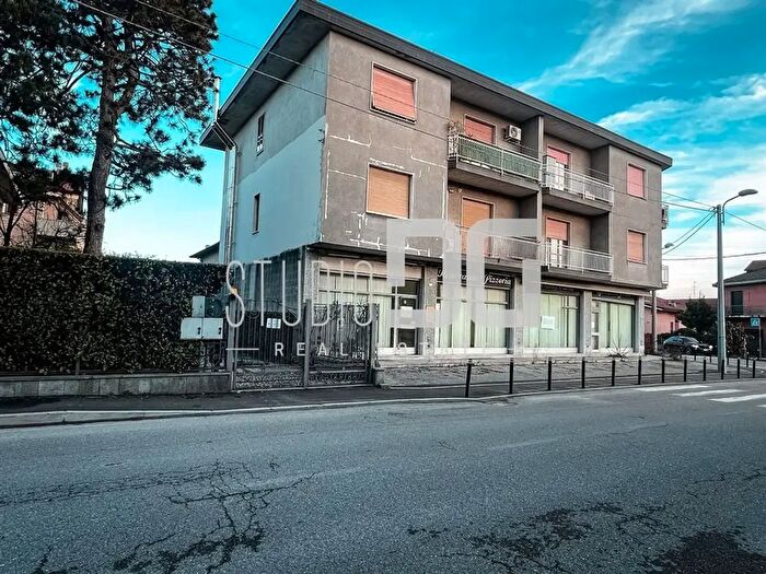 Appartamento quadrilocale in vendita in Via Verbano, Cesano Maderno