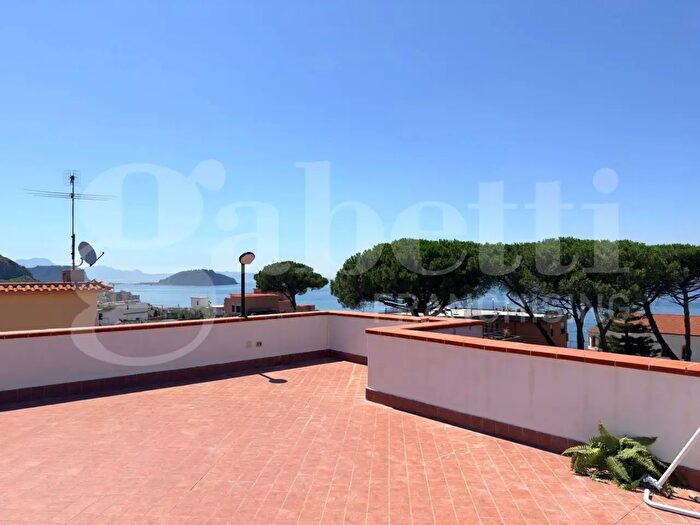 Appartamento con 6 locali in vendita in Via Vecchia San Gennaro, Pozzuoli