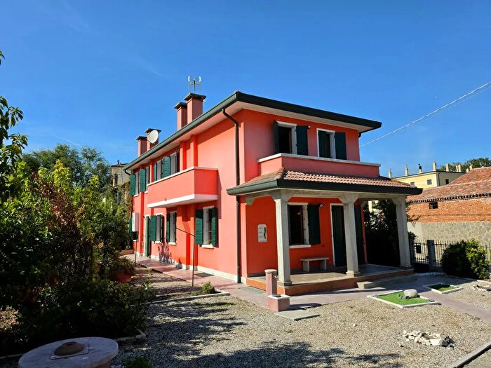 Casa con 5 locali in vendita in Via Municipio, Villa Estense