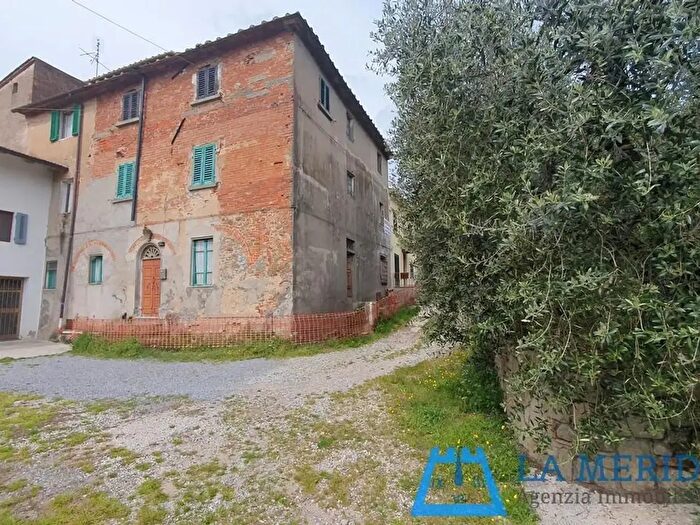 Casa con 14 locali in vendita in Lamporecchio