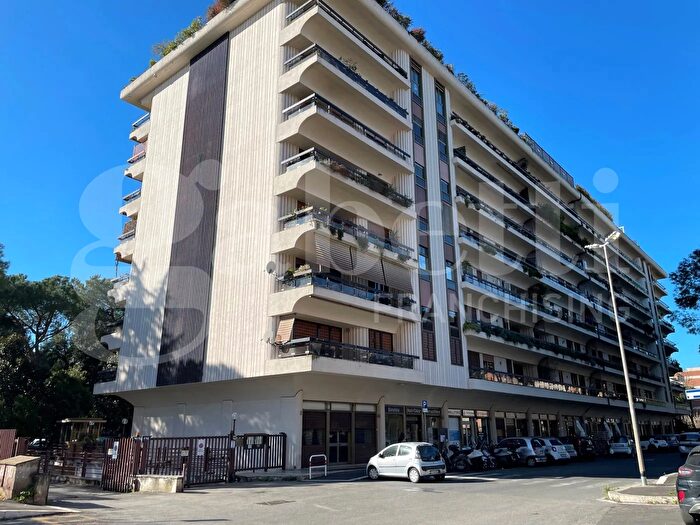 Appartamento trilocale in vendita in Via Andrea Solario, Roma