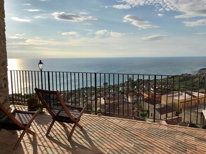 Appartamento con 8 locali in vendita in Via Niccolò Converti, Roseto Capo Spulico