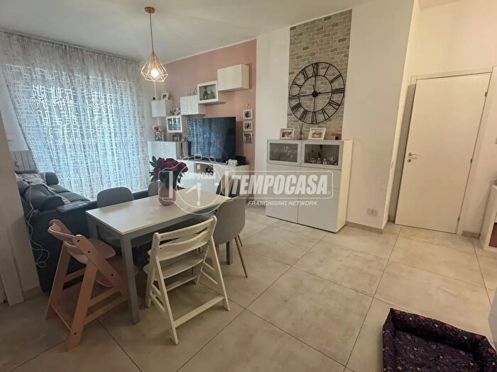 Appartamento trilocale in vendita in Via Salvo dAcquisto, Baranzate