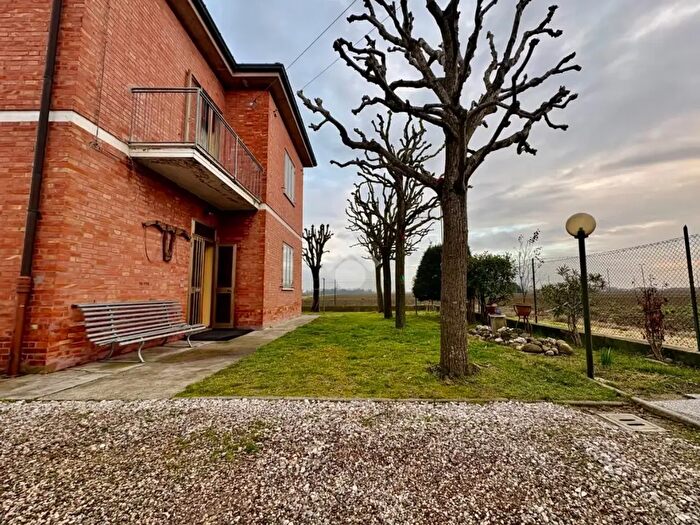 Casa con 6 locali in vendita in Via Budella, Budrio