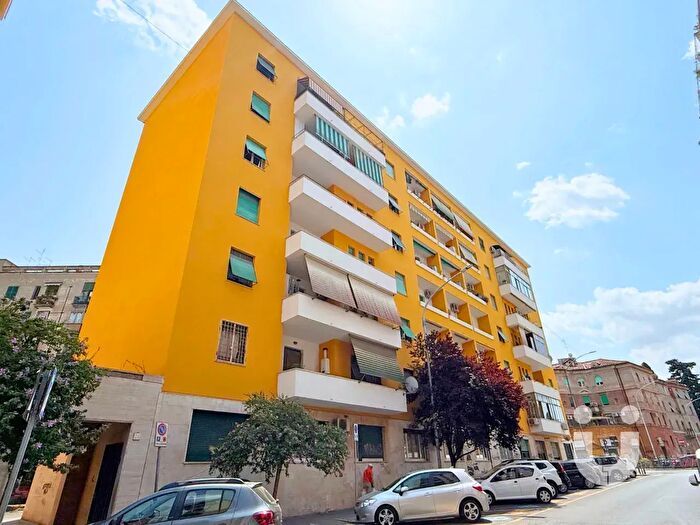 Appartamento trilocale in vendita in Via Caffaro, Roma