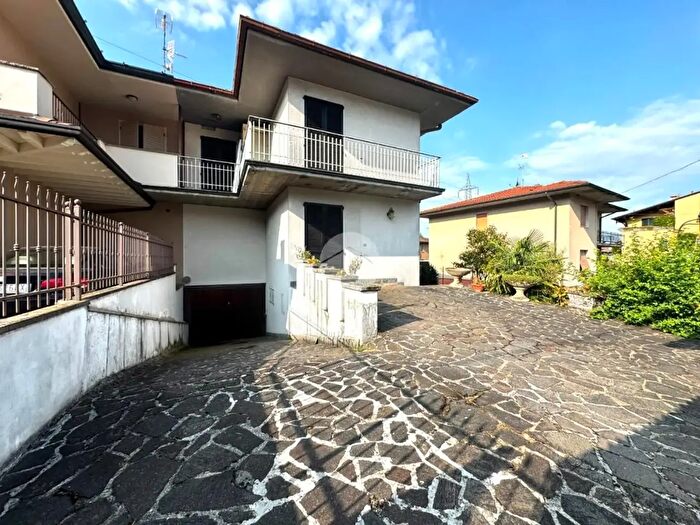 Casa trilocale in vendita in Via Dante Alighieri, Capriolo