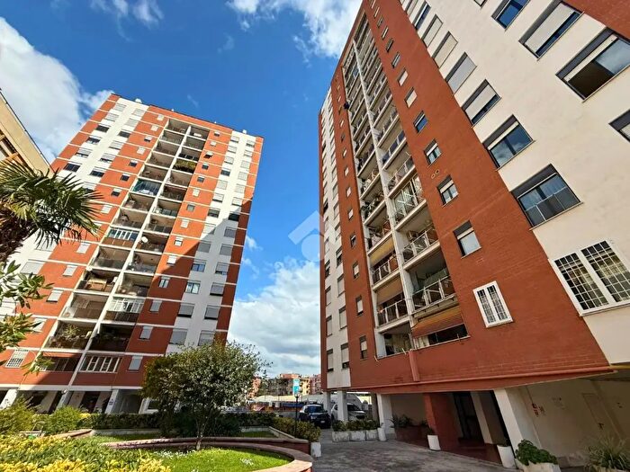 Appartamento trilocale in vendita in Via Sapori, Roma