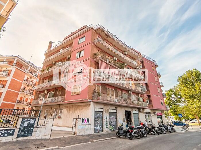 Appartamento trilocale in vendita in Via Teodorico, Roma